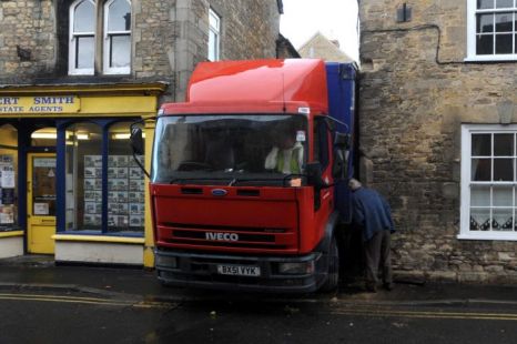 Truck-stuck-in-alley.jpg