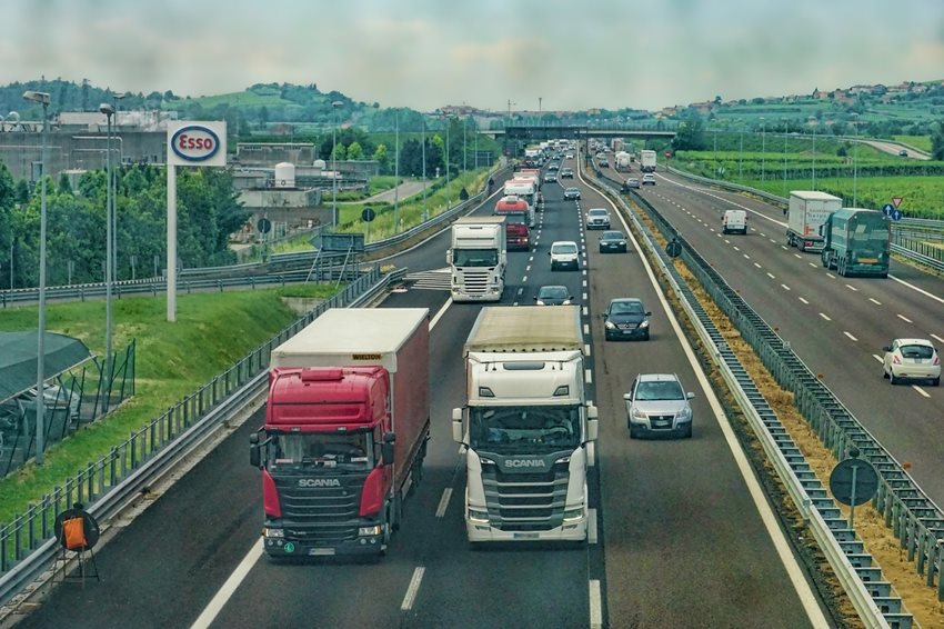 highway-3392100_1280.jpg