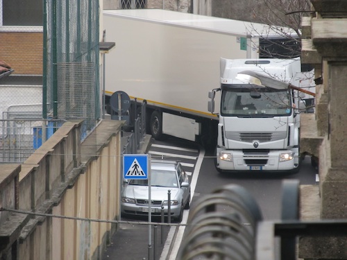 hgv-stuck-in-road.jpg