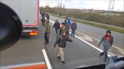 Young migrants transferred from Calais to UK